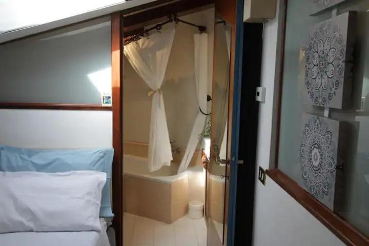 Ferienwohnung Accogliente Mansarda Nel Cuore Dell Antica Livorno Exterior foto