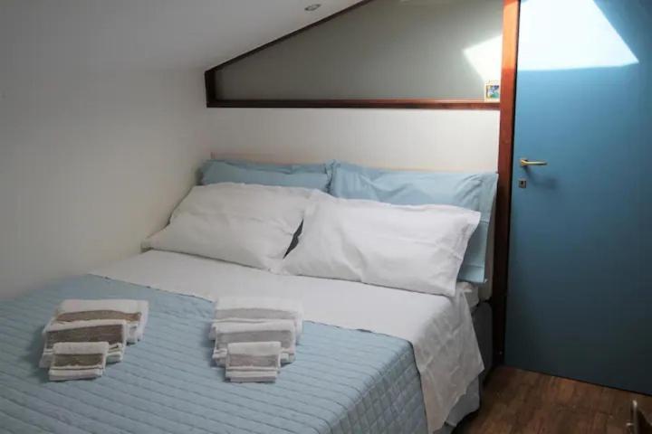 Ferienwohnung Accogliente Mansarda Nel Cuore Dell Antica Livorno Exterior foto
